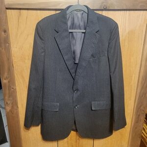 Man In Wool Gray Pinstripe Suit Jacket Is 45in At Chest Pants 38x32
